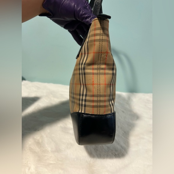 Burberry shoulder bag in nova checked plaid & black leather. Authentic pre-owned - Picture 4 of 9